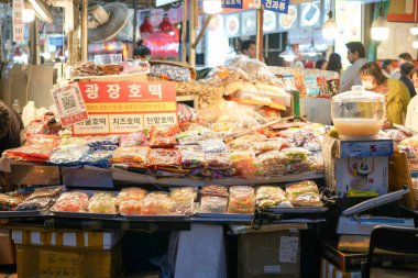 11 Ekim 2024. Changgyeonggung-ro, Jongno Bölgesi, Seul, Güney Kore 'de bir çok geleneksel gıda tezgahı var..