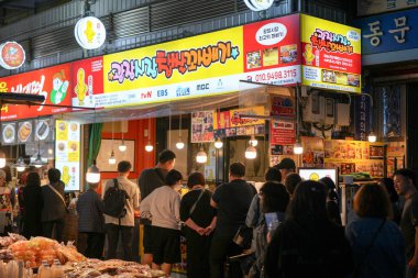 11 Ekim 2024. Changgyeonggung-ro, Jongno Bölgesi, Seul, Güney Kore 'de bir çok geleneksel gıda tezgahı var..