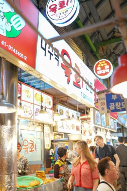 11 Ekim 2024. Changgyeonggung-ro, Jongno Bölgesi, Seul, Güney Kore 'de bir çok geleneksel gıda tezgahı var..