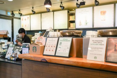 12 Ekim 2024 sabahı Starbucks Changgyeonggung-ro, Jongno-gu, Seul, Güney Kore 'de yer aldı..