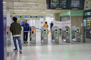 Jongno 3-ga metro istasyonunda Changgyeonggung-ro yakınlarında, Jongno-gu, Seul, Güney Kore, 11 Ekim 2024 öğle saatlerinde..