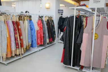 12 Ekim 2024 sabahı, Hanbok kiralama dükkanı Bukchon-ro, Jongno Bölgesi, Seul, Güney Kore 'de popüler oldu..