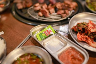 12 Ekim 2024 gecesi Donhwamun-ro 11-gil, Donui-dong, Jongno Bölgesi, Seul, Samgyeopsal Güney Kore.