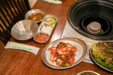 12 Ekim 2024 gecesi Donhwamun-ro 11-gil, Donui-dong, Jongno Bölgesi, Seul, Samgyeopsal Güney Kore.