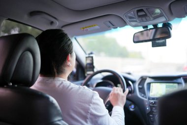 30 'larında Koreli bir adam Pyeongnae-dong, Namyangju, Gyeonggi-do, Kore' de araba kullanıyor..