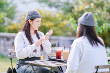 Koreli bir erkek ve bir Japon kadın, ikisi de 30 'larında ve evli bir çift, Gyeongchun-ro, Namyangju-si, Gyeonggi-do, Kore' de bulunan şık bir kafede üç köpekle sonbahar brunch 'ı yapıyorlar..