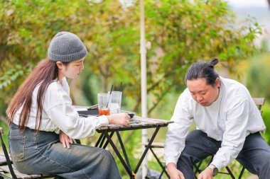 Koreli bir erkek ve bir Japon kadın, ikisi de 30 'larında ve evli bir çift, Gyeongchun-ro, Namyangju-si, Gyeonggi-do, Kore' de bulunan şık bir kafede üç köpekle sonbahar brunch 'ı yapıyorlar..