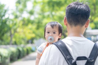 Tayvanlı bir kız, Eylül 'de Tayvan' ın Tayvan şehrinin sokaklarında güneşli bir günde, 20 'li yaşlarda bir adam olan babasıyla dışarı çıkıyor..