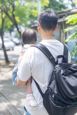 Tayvanlı bir kız, Eylül 'de Tayvan' ın Tayvan şehrinin sokaklarında güneşli bir günde, 20 'li yaşlarda bir adam olan babasıyla dışarı çıkıyor..