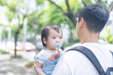 Tayvanlı bir kız, Eylül 'de Tayvan' ın Tayvan şehrinin sokaklarında güneşli bir günde, 20 'li yaşlarda bir adam olan babasıyla dışarı çıkıyor..