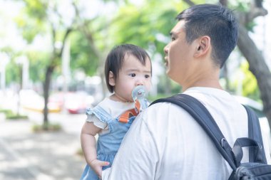 Tayvanlı bir kız, Eylül 'de Tayvan' ın Tayvan şehrinin sokaklarında güneşli bir günde, 20 'li yaşlarda bir adam olan babasıyla dışarı çıkıyor..