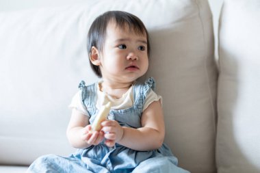 Tayvanlı bir kız, Tayvan 'ın başkenti Tayvan' da yüksek bir apartman dairesinde 20 'li yaşlarında bir erkek ve kadın olan ailesiyle mutlu bir şekilde vakit geçiriyor..