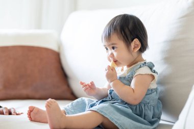Tayvanlı bir kız, Tayvan 'ın başkenti Tayvan' da yüksek bir apartman dairesinde 20 'li yaşlarında bir erkek ve kadın olan ailesiyle mutlu bir şekilde vakit geçiriyor..