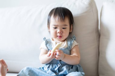 Tayvanlı bir kız, Tayvan 'ın başkenti Tayvan' da yüksek bir apartman dairesinde 20 'li yaşlarında bir erkek ve kadın olan ailesiyle mutlu bir şekilde vakit geçiriyor..