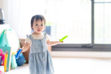 Tayvanlı bir kız, Tayvan 'ın başkenti Tayvan' da yüksek bir apartman dairesinde 20 'li yaşlarında bir erkek ve kadın olan ailesiyle mutlu bir şekilde vakit geçiriyor..