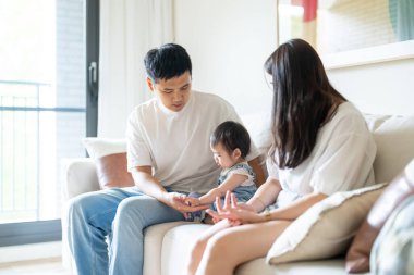 Tayvanlı bir kız, Tayvan 'ın başkenti Tayvan' da yüksek bir apartman dairesinde 20 'li yaşlarında bir erkek ve kadın olan ailesiyle mutlu bir şekilde vakit geçiriyor..