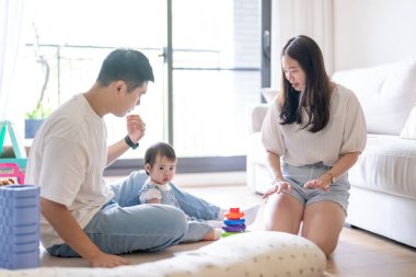 Tayvanlı bir kız, Tayvan 'ın başkenti Tayvan' da yüksek bir apartman dairesinde 20 'li yaşlarında bir erkek ve kadın olan ailesiyle mutlu bir şekilde vakit geçiriyor..