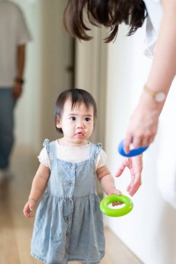 Tayvanlı bir kız, Tayvan 'ın başkenti Tayvan' da yüksek bir apartman dairesinde 20 'li yaşlarında bir erkek ve kadın olan ailesiyle mutlu bir şekilde vakit geçiriyor..