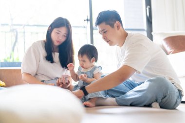 Tayvanlı bir kız, Tayvan 'ın başkenti Tayvan' da yüksek bir apartman dairesinde 20 'li yaşlarında bir erkek ve kadın olan ailesiyle mutlu bir şekilde vakit geçiriyor..