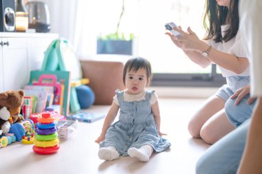 Tayvanlı bir kız, Tayvan 'ın başkenti Tayvan' da yüksek bir apartman dairesinde 20 'li yaşlarında bir erkek ve kadın olan ailesiyle mutlu bir şekilde vakit geçiriyor..