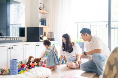 Tayvanlı bir kız, Tayvan 'ın başkenti Tayvan' da yüksek bir apartman dairesinde 20 'li yaşlarında bir erkek ve kadın olan ailesiyle mutlu bir şekilde vakit geçiriyor..