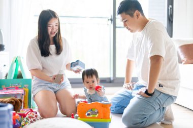 Tayvanlı bir kız, Tayvan 'ın başkenti Tayvan' da yüksek bir apartman dairesinde 20 'li yaşlarında bir erkek ve kadın olan ailesiyle mutlu bir şekilde vakit geçiriyor..