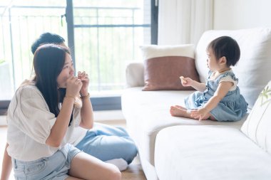 Tayvanlı bir kız, Tayvan 'ın başkenti Tayvan' da yüksek bir apartman dairesinde 20 'li yaşlarında bir erkek ve kadın olan ailesiyle mutlu bir şekilde vakit geçiriyor..