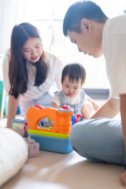 Tayvanlı bir kız, Tayvan 'ın başkenti Tayvan' da yüksek bir apartman dairesinde 20 'li yaşlarında bir erkek ve kadın olan ailesiyle mutlu bir şekilde vakit geçiriyor..