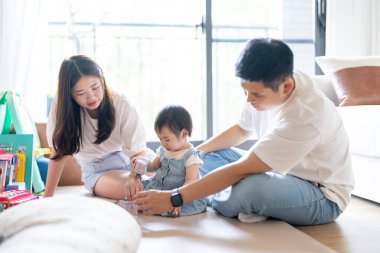 Tayvanlı bir kız, Tayvan 'ın başkenti Tayvan' da yüksek bir apartman dairesinde 20 'li yaşlarında bir erkek ve kadın olan ailesiyle mutlu bir şekilde vakit geçiriyor..