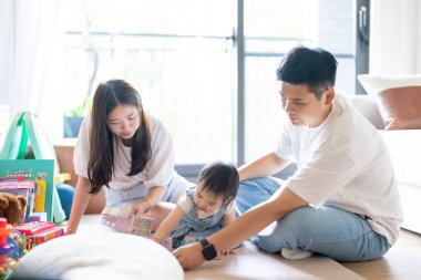 Tayvanlı bir kız, Tayvan 'ın başkenti Tayvan' da yüksek bir apartman dairesinde 20 'li yaşlarında bir erkek ve kadın olan ailesiyle mutlu bir şekilde vakit geçiriyor..