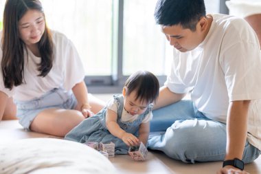Tayvanlı bir kız, Tayvan 'ın başkenti Tayvan' da yüksek bir apartman dairesinde 20 'li yaşlarında bir erkek ve kadın olan ailesiyle mutlu bir şekilde vakit geçiriyor..