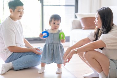 Tayvanlı bir kız, Tayvan 'ın başkenti Tayvan' da yüksek bir apartman dairesinde 20 'li yaşlarında bir erkek ve kadın olan ailesiyle mutlu bir şekilde vakit geçiriyor..