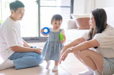 Tayvanlı bir kız, Tayvan 'ın başkenti Tayvan' da yüksek bir apartman dairesinde 20 'li yaşlarında bir erkek ve kadın olan ailesiyle mutlu bir şekilde vakit geçiriyor..