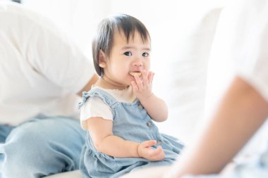 Tayvanlı bir kız, Tayvan 'ın başkenti Tayvan' da yüksek bir apartman dairesinde 20 'li yaşlarında bir erkek ve kadın olan ailesiyle mutlu bir şekilde vakit geçiriyor..