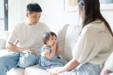 Tayvanlı bir kız, Tayvan 'ın başkenti Tayvan' da yüksek bir apartman dairesinde 20 'li yaşlarında bir erkek ve kadın olan ailesiyle mutlu bir şekilde vakit geçiriyor..