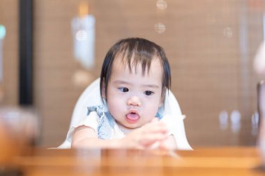 Tayvanlı bir kız, Tayvan 'ın Tayvan şehrindeki ünlü bir Çin restoranında, 20' li yaşlarda bir erkek ve kadın ailesiyle yemek yiyor..