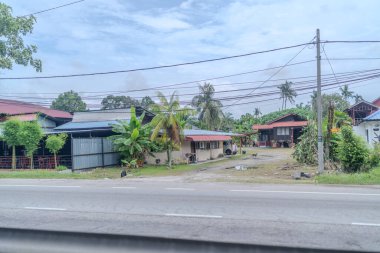 16 Haziran 2024 sabahı Taman Pinggiran Putra, 43300 Sri Kembangan, Selangor, Malezya 'daki MRT Taman Ma İstasyonu' ndan Selangor bölgesine doğru giden şehir manzarası.