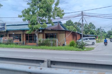 16 Haziran 2024 sabahı Taman Pinggiran Putra, 43300 Sri Kembangan, Selangor, Malezya 'daki MRT Taman Ma İstasyonu' ndan Selangor bölgesine doğru giden şehir manzarası.