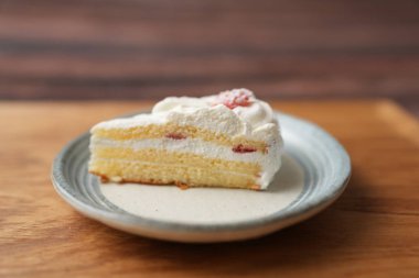 Ahşap bir güvertede ahşap bir tepside şık bir tabakta küçük bir Japon kurabiyesi..