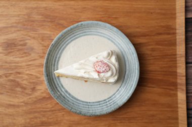 Ahşap bir güvertede ahşap bir tepside şık bir tabakta küçük bir Japon kurabiyesi..