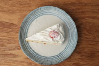 Küçük bir Japon çöreği ahşap tepside şık bir tabakta.