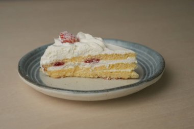 Japon çilekli pastası ahşap bir masada büyük bir tabakta..