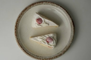 İki Japon çilekli pastası beyaz bir masada büyük bir tabakta..