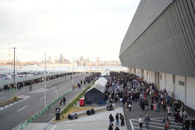 İnsanlar TVXQ 'nun canlı performansı için 7 Aralık 2024' te Sergi Salonu 1, Port Messe Nagoya, Minato-ku, Nagoya, Aichi Bölgesi, 15: 30 civarında sırada bekliyorlar..