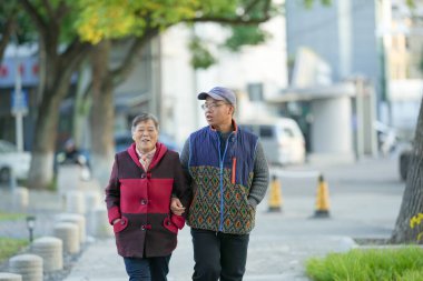 70 'li yaşlarda Çinli bir kadın ve 30' lu yaşlarda bir erkek torunu Çin 'in Şangay' ın Qingpu bölgesinde soğuk kış mevsiminde nehir boyunca yürüyorlar..