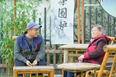 Soğuk bir kış akşamında, 70 'li yaşlarda Çinli bir kadın ve 30' lu yaşlarda bir erkek torunu Çin 'in Şanghay bölgesindeki taş bir bankta oturup manzaraya bakarlar..