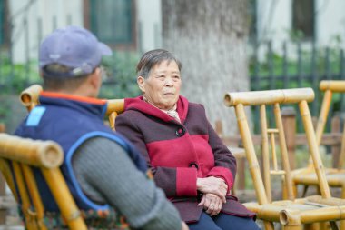 Soğuk bir kış akşamında, 70 'li yaşlarda Çinli bir kadın ve 30' lu yaşlarda bir erkek torunu Çin 'in Şanghay bölgesindeki taş bir bankta oturup manzaraya bakarlar..