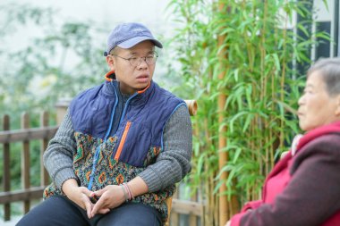 Soğuk bir kış akşamında, 70 'li yaşlarda Çinli bir kadın ve 30' lu yaşlarda bir erkek torunu Çin 'in Şanghay bölgesindeki taş bir bankta oturup manzaraya bakarlar..