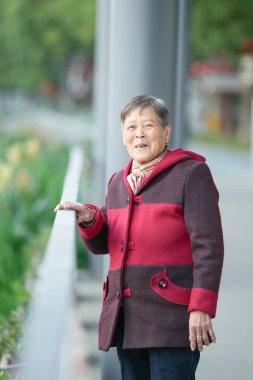 Soğuk bir kış akşamında, 70 'li yaşlarda Çinli bir kadın Çin' in Şangay bölgesindeki Qingpu Bölgesi 'nde bir nehir kıyısında durur..