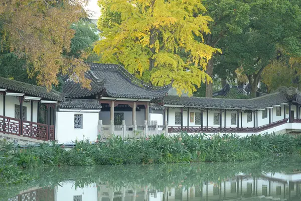 Aralık 2024, soğuk kış mevsimi, Çin 'in Qingpu bölgesindeki tarihi Çin binaları ile nehir kenarı..